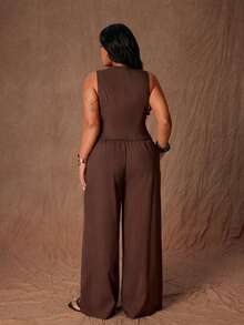 Rustia 这款大码女式两件套，采用法式V领设计，休闲金属纽扣闭合，尽显优雅奢华复古浪漫的“老钱”风格。套装包含一件收腰背心和一条高腰弹力阔腿裤。适合日常出行、返校季、返校派对、办公、春节、情人节、生日派对、晚宴、Y2K风格、通勤装、度假装、感恩节服装以及春夏秋季穿着。 - 棕色 - 查看 2