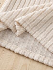 SHEIN 3 件套女童无袖纽扣背心、高领罗纹长袖 T 恤和带腰带的百褶裙套装