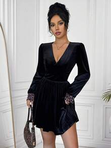 SHEIN Elenzya Vestido elegante y romántico con cuello en V, manga larga, fruncido, patchwork de terciopelo y estampado de leopardo en corte evasé, adecuado para otoño/invierno - Negro - Ver 1