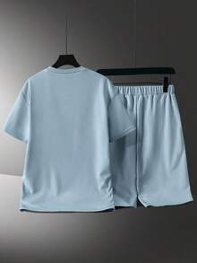 Vacaura 2 件套青少年男童休闲装，搭配时尚压花英文图案圆领运动衫上衣，弧形下摆设计，搭配简约印花短裤，适合夏季和秋季 - 淺藍色 - 查看 2