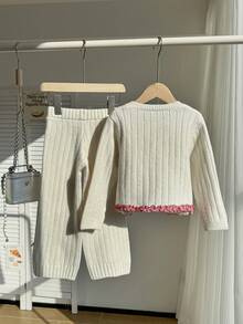 SHEIN مجموعة كنزة صوفية وبنطلون محبوكة للأطفال الصغار 2 قطعة، كنزة صوفية كارديجان بأكمام طويلة مزينة بفيونكة مربعة، وبنطلون محبوك، أنيقة وبسيطة للخريف/الشتاء، دافئة ومريحة للاستخدام اليومي - أبيض - مشاهدة 2