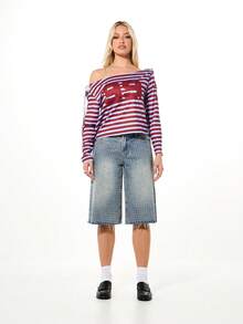 SUMWON WOMEN Top de manga larga con hombros descubiertos a rayas con espalda extremadamente rasgada y detalles de letras estilo varsity de longitud corta - Rojo violeta - Ver 4