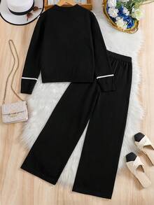 Sparklyn 少女黑色毛衣套装 - 甜美风格，饰有厚重荷叶边领、宽翻领和3D珍珠点缀。宽松百搭的优雅针织两件套（长袖开衫+长裤），设计温柔时尚。适合日常穿着、节日庆典、外出、旅行、度假、居家穿着以及返校造型，细节丰富，百搭实用。 - 黑色 - 查看 2