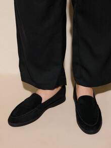 CUCCOO CURVES 加大码女式宽版舒适黑色绒面休闲乐福鞋，百搭平底一脚蹬鞋，适合通勤、户外、工作、日常穿着 - 黑色 - 查看 4