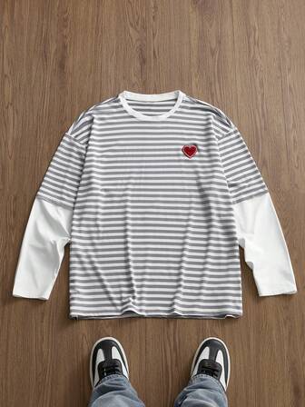 Manfinity Unisex Camiseta de manga larga de punto con cuello redondo, 2 en 1, con rayas y bordado de corazón para hombre