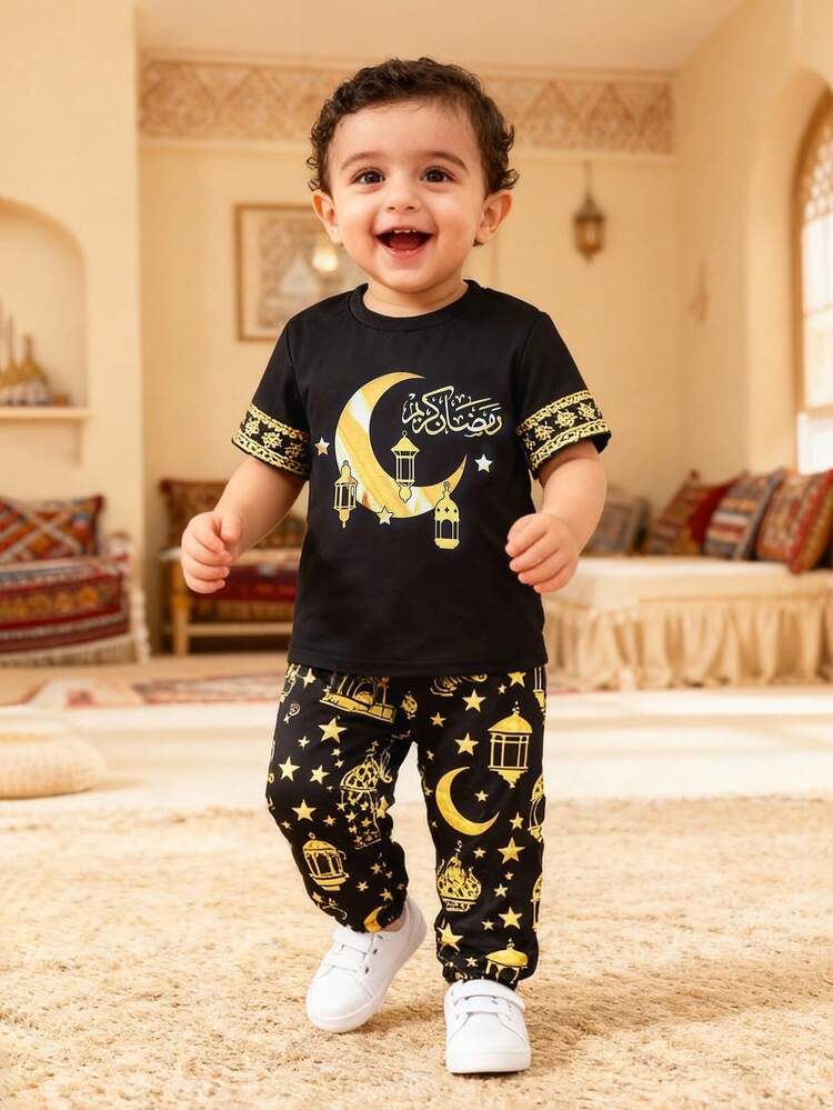 SHEIN طقم قميص كم قصير وبنطلون ذو نمط رجعي للأولاد الصغار، طقم قميص كم قصير وبنطلون باللون الأسود مزين بنجوم ذهبية وفوانيس هلالية ذات نمط رجعي، جلابية/عباية للأولاد الصغار، قماش مريح مطاطي فضفاض، ملابس يومية أنيقة، جديد لربيع/صيف، ملابس عربية تقليدية للأولاد الصغار - الأسود - مشاهدة 3
