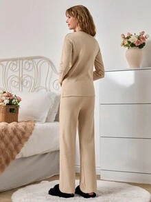 EURMUSE Bộ đồ ngủ 2 món gồm áo chui đầu cổ tròn tay dài thêu chữ và quần dài - Màu be - Xem 4