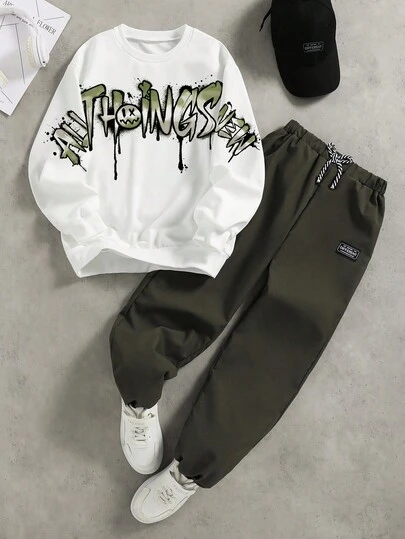 SHEIN Coolqubz 两件套时尚白色连帽衫搭配橄榄绿裤子，青少年男孩时尚穿搭。连帽衫采用绿色图案印花，面料柔软舒适，适合春秋季节，百搭校园休闲装