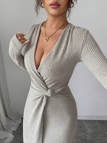 SHEIN PETITE 女士优雅V领褶皱扭结裹身修身高开衩罗纹仿皮草长裙，杏色，秋冬款 - 杏色 - 查看 4