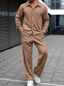 Manfinity CasualCool 男士纯色长袖单排扣衬衫和抽绳腰裤休闲套装，男士休闲两件套，男士两件套休闲西装，男士两件套西装套装，长袖卡其色男士两件套服装，棕色男士套装，适合日常休闲、周末旅行、户外活动、探险旅行、轻松的工作环境或半正式场合，可作为男友/丈夫礼物、周年纪念/生日礼物、派对礼物、圣诞节礼物、新年礼物。 - 棕色 - 查看 7