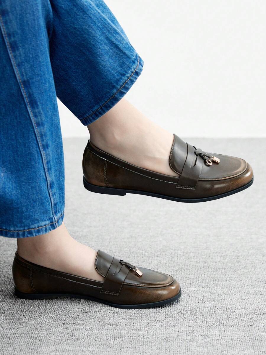 CUCCOO BIZCHIC Women's Fashion Lock Decor Casual Commuter Flats For Christmas - Khaki - View 1