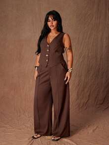 Rustia 这款大码女式两件套，采用法式V领设计，休闲金属纽扣闭合，尽显优雅奢华复古浪漫的“老钱”风格。套装包含一件收腰背心和一条高腰弹力阔腿裤。适合日常出行、返校季、返校派对、办公、春节、情人节、生日派对、晚宴、Y2K风格、通勤装、度假装、感恩节服装以及春夏秋季穿着。 - 棕色 - 查看 6