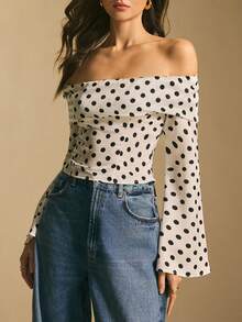 Poéselle Áo nữ trễ vai chấm bi đen trắng, tay loe dài đến cổ tay, chất liệu vải dệt, chiều dài thông thường. - Đen và trắng - Xem 1