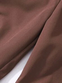 SHEIN ChillGRL Tween Girl 2 件套：标语印花字母白色圆领运动衫和时尚卡其色工装裤，休闲街头风格