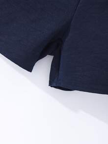 少女T恤套装，黑色背心搭配白色滚边，腰部配有腰带，下身搭配短裤，简约通勤风，适合夏季穿着。 - 藏蓝色 - 查看 8