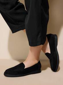 CUCCOO CURVES 加大码女式宽版舒适黑色绒面休闲乐福鞋，百搭平底一脚蹬鞋，适合通勤、户外、工作、日常穿着 - 黑色 - 查看 5