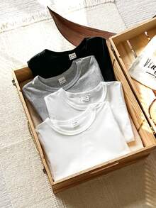 SHEIN Vintaside Kids 男婴多件套纯白色圆领长袖T恤，适合春秋季穿着。风格休闲、简约、舒适百搭。设计简洁优雅，没有过多装饰，展现低调之美。