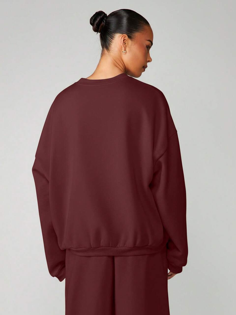 MISSGUIDED Burgundy Crew Neck Sweatshirt With Oval Logo Print Long Sleeve Pullover Casual Loungewear Fall Winter Comfort Top