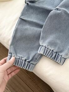 SHEIN 男童休闲柔软基础款简约宽松舒适字母贴布抽绳腰带工装口袋浅蓝色牛仔慢跑裤，百搭实用，适合学校、日常、秋冬季日常穿着、街头风、圣诞节、新年等场合。 - 淺色水洗藍 - 查看 7