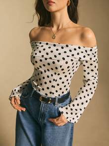 Poéselle Áo nữ trễ vai chấm bi đen trắng, tay loe dài đến cổ tay, chất liệu vải dệt, chiều dài thông thường. - Đen và trắng - Xem 3