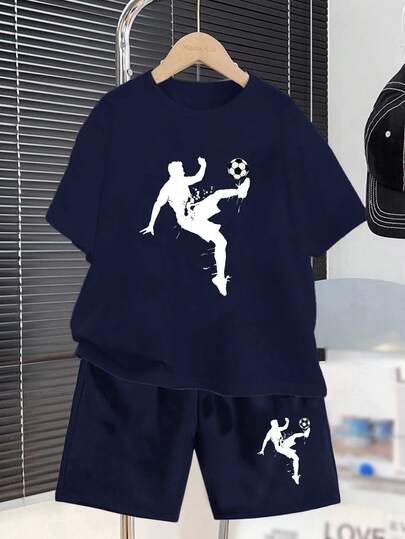 Set de 2 piezas de camiseta de manga corta y pantalones cortos con estampado de silueta de fútbol en estilo deportivo casual para niños preadolescentes, apropiado para el verano