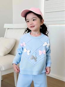 少女休闲、时尚又可爱。浅蓝色蝴蝶结圆领针织衫搭配针织阔腿裤两件套。柔软舒适，适合日常穿着和旅行。这款天蓝色童装套装适合春秋季穿着，长袖设计，休闲百搭，A字连体裤款式，浅蓝色童装。 - 藍色 - 查看 6