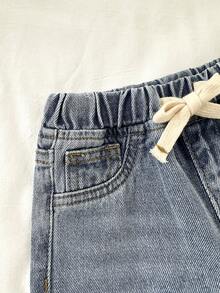 SHEIN Quần short jean denim màu xanh dương kiểu cổ điển, mềm mại, dễ thương cho bé trai, có dây rút ở eo và túi, thích hợp mặc hàng ngày và đi học, phong cách đường phố, Giáng sinh, Năm mới, bộ sưu tập thời trang, quần short jean, quần short jean denim cho bé 2 tuổi, phong cách thường ngày, quần jean họa tiết, quần short denim họa tiết thập niên 2000, thích hợp cho Lễ tình nhân, đi biển, dự tiệc, kỳ nghỉ. - Rửa nhẹ - Xem 4