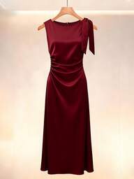 SHEIN Franclia Effen satijnen geplooide strik taille jurk Satijnen strik taille jurk Wijnrode jurk Dieprode satijnen jurk Wijnrode elegante mouwloze jurk
