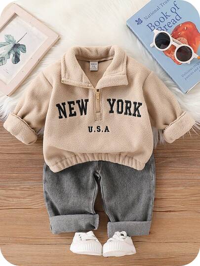 SHEIN 男婴保暖白色立领卫衣搭配阔腿牛仔裤套装（2件套），舒适百搭，时尚有型，可爱字母刺绣，简约风格，适合室内、室外、日常穿着、运动、玩耍、派对、拍照、度假、返校、运动服、街头风、慢跑、万圣节等场合。