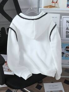 SHEIN Este suéter con capucha blanco de manga larga, elegante y casual para niñas, presenta una estampa en inglés en el pecho, una silueta cómoda y puños y dobladillo acanalados cómodos. Los hombros y la capucha tienen un diseño de carcasa de punto negro único. Perfecto para otoño e invierno, actividades al aire libre, escuela, viajes, fiestas: ¡un suéter imprescindible! - Blanco - Ver 2