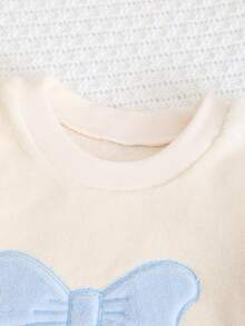 SHEIN Conjunto de pijama de 2 piezas para bebé niña con blusa de manga larga blanca esponjosa con bordado de moño rosa y pantalón a cuadros rosas, engrosado para otoño/invierno - Azul - Ver 4