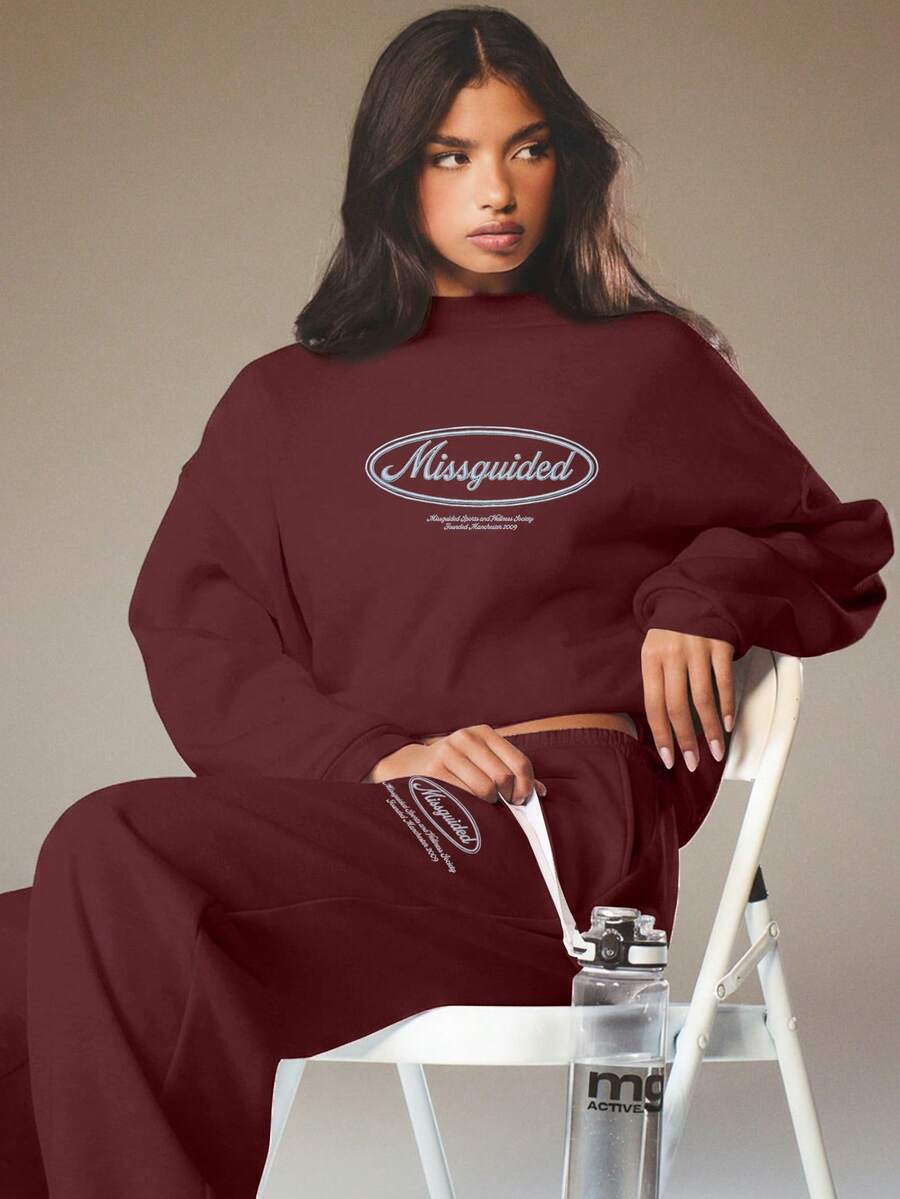 MISSGUIDED Burgundy Crew Neck Sweatshirt With Oval Logo Print Long Sleeve Pullover Casual Loungewear Fall Winter Comfort Top - Coffee Brown - View 1
