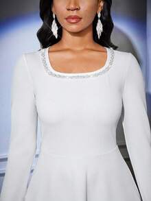 SHEIN Lady فستان أنيق قصير بأكمام طويلة مزين بخرز اللؤلؤ الاصطناعي للنساء باللون الأبيض