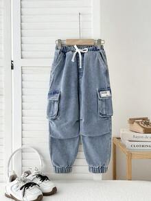 SHEIN 男童休闲柔软基础款简约宽松舒适字母贴布抽绳腰带工装口袋浅蓝色牛仔慢跑裤，百搭实用，适合学校、日常、秋冬季日常穿着、街头风、圣诞节、新年等场合。 - 淺色水洗藍 - 查看 3