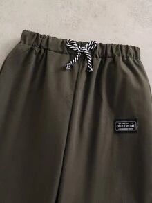 SHEIN Coolqubz 2 件/套青少年男孩时尚白色连帽衫搭配橄榄绿色裤子，是青少年男孩的时尚服装，连帽衫采用绿色定位印花，面料柔软舒适，适合春秋季穿着，适合上学、郊游等多种场合。 - 軍綠色 - 查看 7