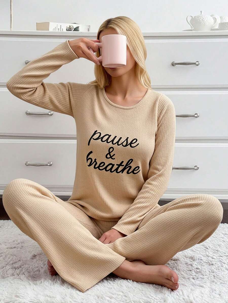 EURMUSE Bộ đồ ngủ 2 món gồm áo chui đầu cổ tròn tay dài thêu chữ và quần dài - Màu be - Xem 1