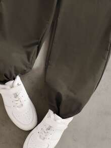 SHEIN Bộ 2 áo hoodie trắng thời trang kết hợp với quần xanh ô liu, trang phục thời trang cho bé trai tuổi mới lớn. Áo hoodie có họa tiết màu xanh lá cây, vải mềm mại và thoải mái, phù hợp mặc vào mùa xuân/thu, đa năng khi đi học, đi chơi và nhiều dịp khác. - xanh quân đội - Xem 5