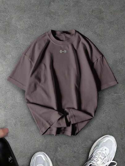 Manfinity Sport Corelite قميص رياضي بياقة مستديرة وأكمام قصيرة بتصميم فضفاض مطبوع عليه بار أثقال للرجال