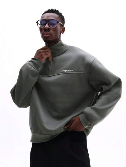  SUMWON 宽松版型四分之一拉链高领卫衣，同色系品牌标识，适合日常休闲穿着。