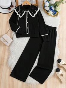 Sparklyn 少女黑色毛衣套装 - 甜美风格，饰有厚重荷叶边领、宽翻领和3D珍珠点缀。宽松百搭的优雅针织两件套（长袖开衫+长裤），设计温柔时尚。适合日常穿着、节日庆典、外出、旅行、度假、居家穿着以及返校造型，细节丰富，百搭实用。 - 黑色 - 查看 3