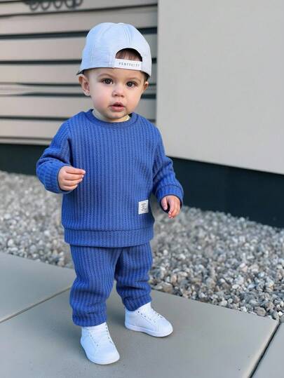 SHEIN Playful Pals 男婴春秋款撞色条纹圆领长袖上衣，印有可爱小熊图案，搭配纯蓝色修身裤，休闲装，适合外出、居家、轻运动和生日派对