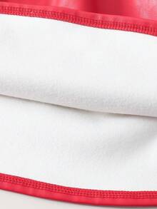 女童双面珊瑚绒无袖背心外套，搭配黑色罗纹针织12*4纹理半身连衣裙，腰间饰有红色皮革蝴蝶结，并配以红色皮革贝雷帽。女童咖啡色针织圆领长袖上衣，饰有破洞拼接和豹纹蝴蝶结，搭配豹纹针织短裤，两件套休闲装，适合户外旅行、派对等场合。 - 米色 - 查看 7