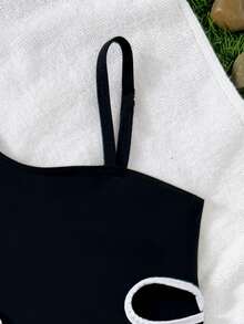 这款单肩无袖泳衣专为小女孩设计，侧边镂空，搭配网纱裙摆。时尚、休闲又不失优雅，是游泳、度假和夏季穿着的理想之选。 - 黑色 - 查看 4