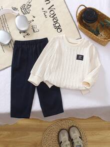 SHEIN 男童两件套套装，杏色纹理针织圆领上衣，胸前字母印花，搭配藏蓝色长裤，适合通勤、上学、休闲穿着，春夏皆宜。 - 杏色 - 查看 7