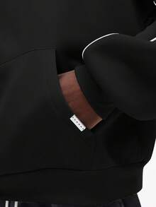 SUMWON 男女通用宽松连帽套头衫，经典休闲厚款卫衣，带中央口袋和白色滚边细节，纯色 - 黑色 - 查看 6