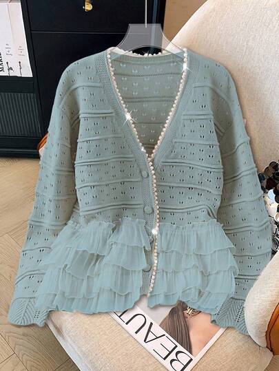 SHEIN Clasi بلوزة رقبة على شكل حرف V من اللؤلؤ + كارديجان مافي محبوك رائع