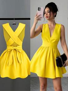 Franclia 女士浪漫优雅性感婚礼宾客纯色交叉 V 领无袖 A 字迷你连衣裙，演唱会服装百搭设计，适合海滩、派对、春夏口袋晚礼服露背奶油黄短裙