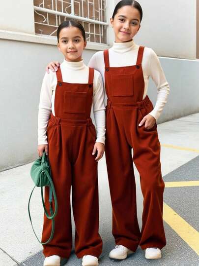 少女焦糖棕色灯芯绒质感肩带宽松阔腿连体裤，略厚保暖面料，适合校园通勤/秋季野餐/复古市集等场合，秋冬季舒适单品。