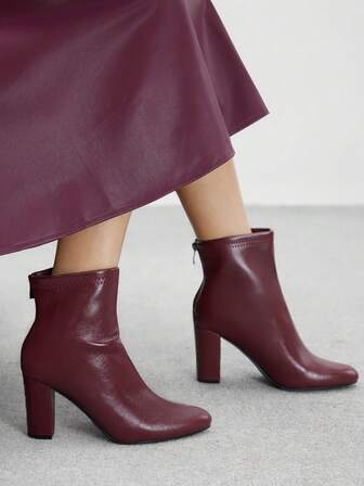 CUCCOO BIZCHIC 酒红色高跟踝靴，优雅复古风，采用皮革材质，拉链设计方便穿脱，粗跟设计稳固舒适，更添精致感。适合职场女性日常通勤，也可搭配连衣裙出席约会、派对等场合。