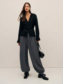 Nöista 女士阔腿纹理长裤，松紧腰设计。采用轻盈的褶皱面料，宽松版型，穿着舒适一整天。这款百搭休闲裤，无论是日常穿搭、度假造型，还是搭配修身上衣或衬衫，都能轻松打造时尚造型。是现代休闲女性的理想之选。 - 深灰色 - 查看 4